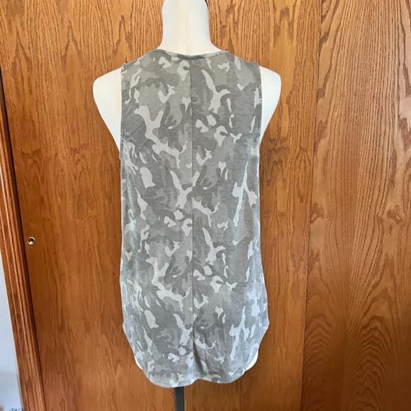 Buckle Gee Gee Sleeveless Camo Tank / Knotted Hem Detail / Size: M - Picture 4 of 7